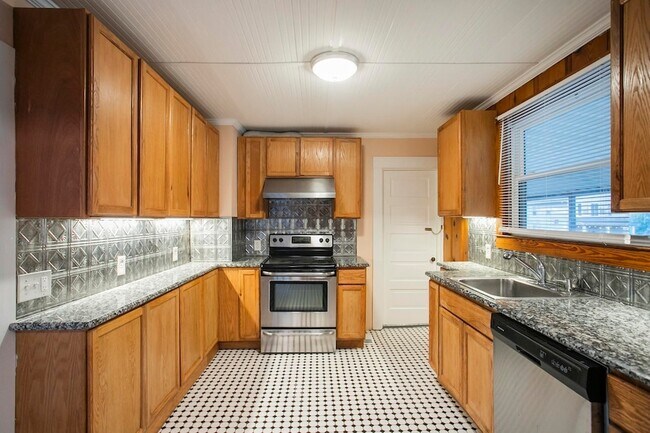 Building Photo - 909 Clarke St