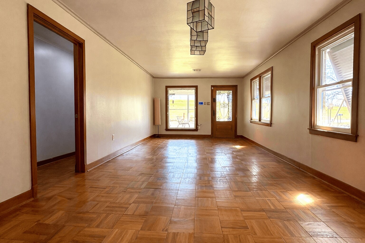 Lots of natural light - 3311 River Rd