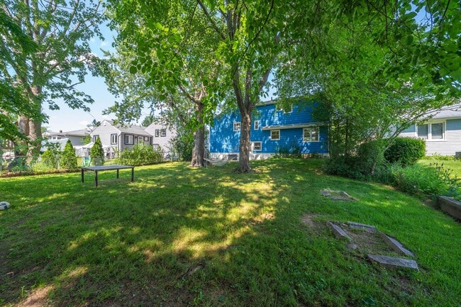 Building Photo - Spacious five bedroom home