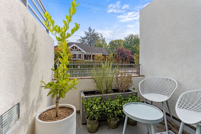 Building Photo - Modern, Stylish Furnished Townhome in Down...