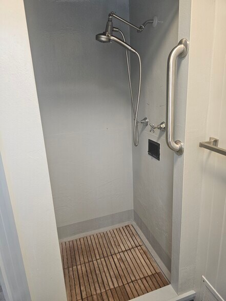 Building Photo - 6613 N Amherst St