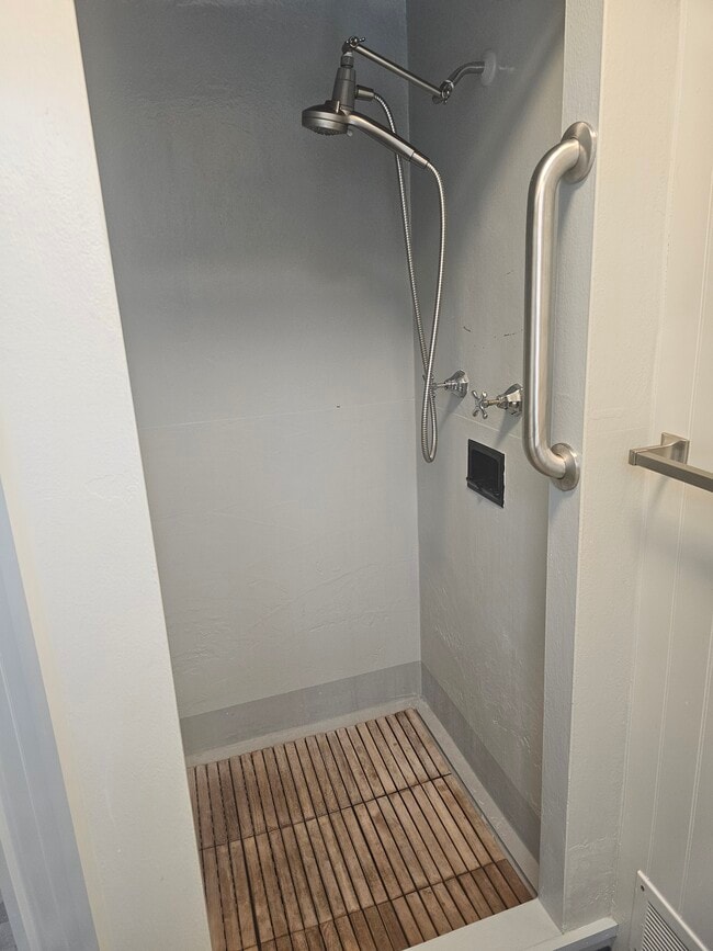 Building Photo - 6613 N Amherst St