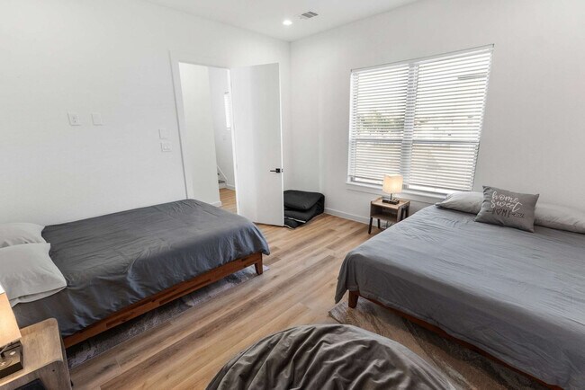 Building Photo - 6740 Peerless St