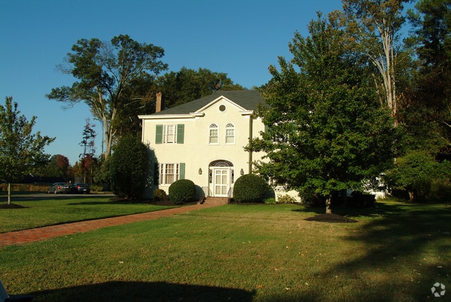Building Photo - 304 Center St