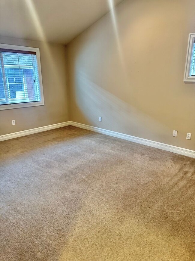 Building Photo - Beautiful 3 bed/2.5 bath townhome in North...