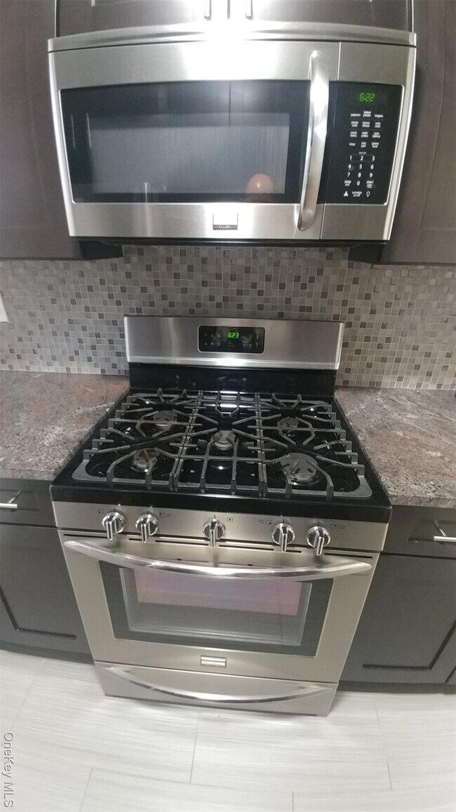 Building Photo - 66-15 Thornton Pl