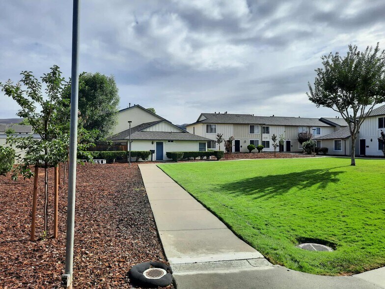 Building Photo - 2176 Spanishgate Ct