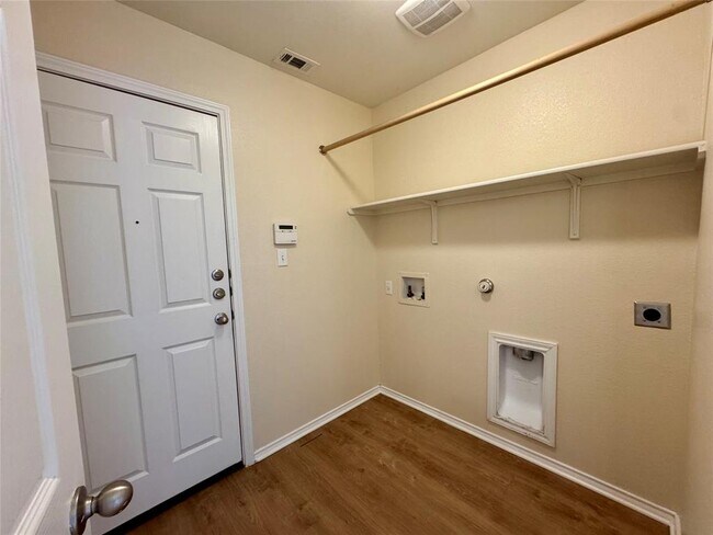 Building Photo - 291 Gina Dr