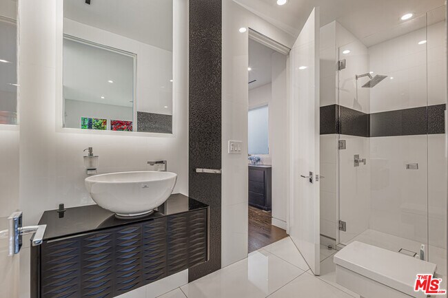 Building Photo - 511 N Rexford Dr