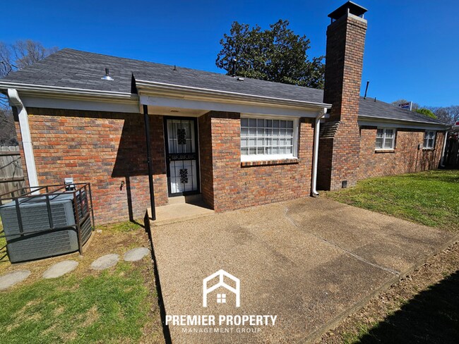 Building Photo - Classic 3BR/2BA Home in 38119 | Hardwood Floors, Fireplace & Formal Dining