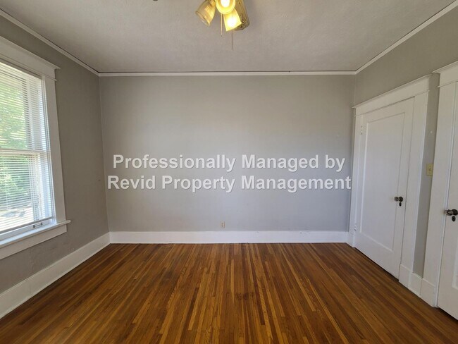 Building Photo - Large upstairs apartment in Midtown!