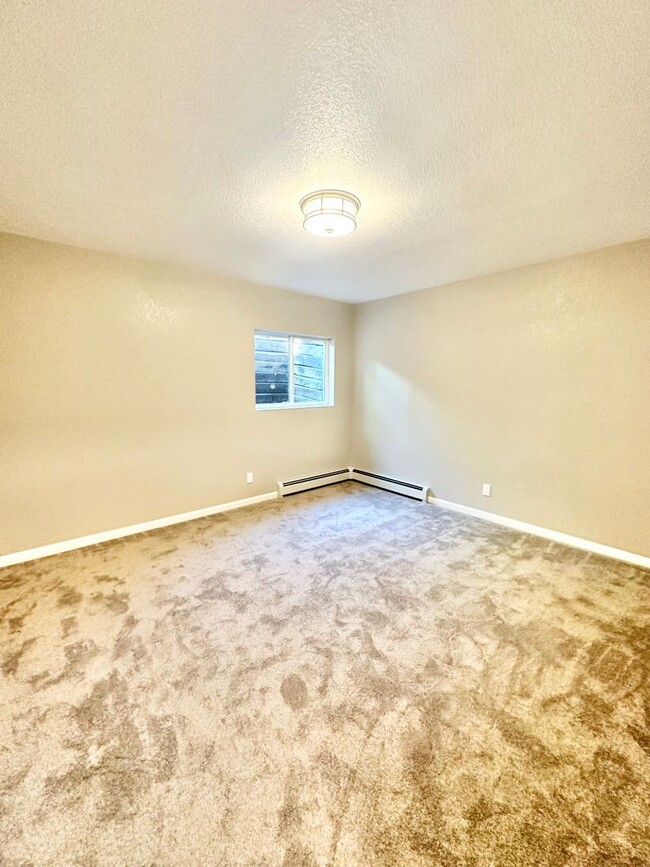 Building Photo - Move In Ready fully remodeled home for ren...