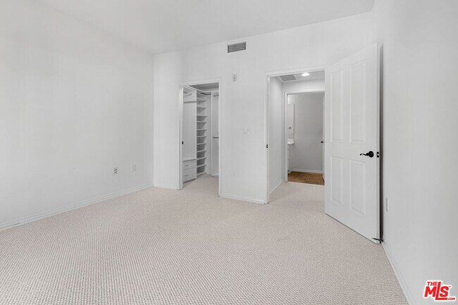 Building Photo - 6020 S Seabluff Dr