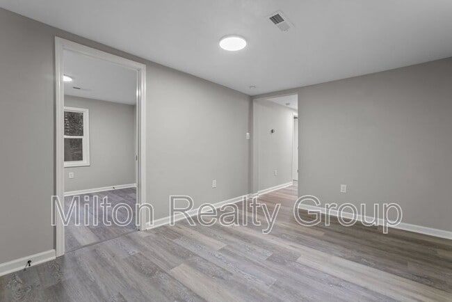 Building Photo - 602 Ross Rd