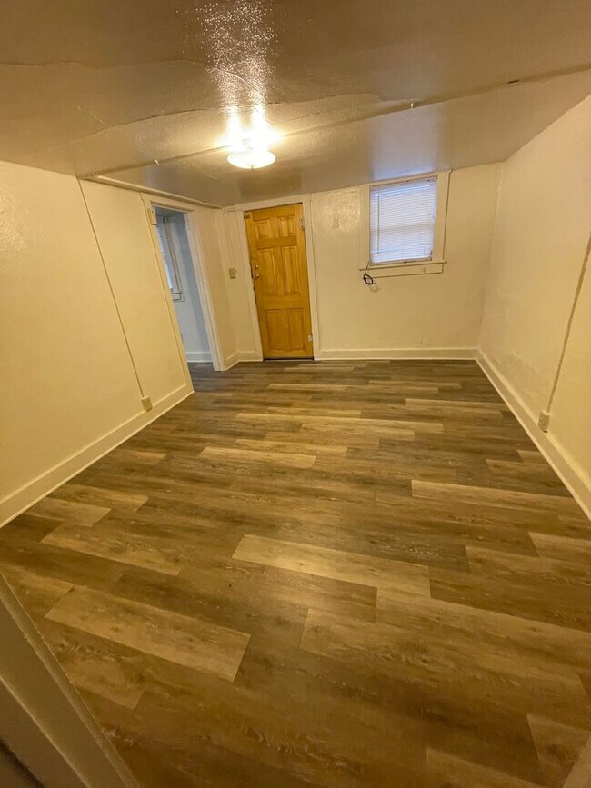 Building Photo - MM1938