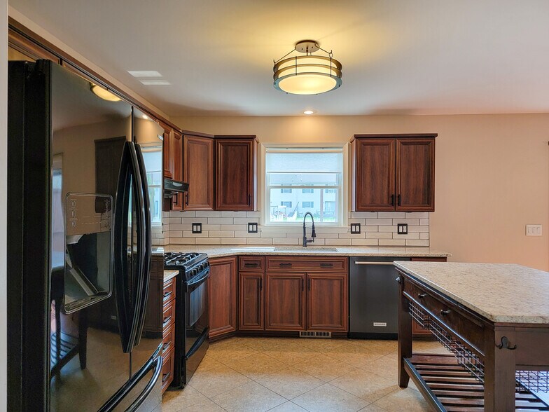 Building Photo - 390 Acorn Cir