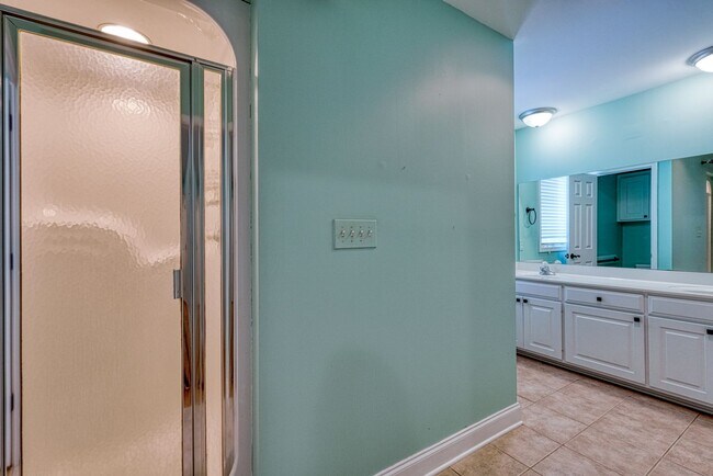 Building Photo - 210 Rivermill Ct