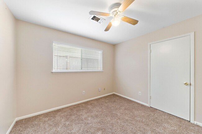 Building Photo - 5522 Ariel St