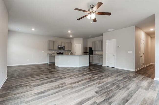 Building Photo - 9220 Golfview Cir