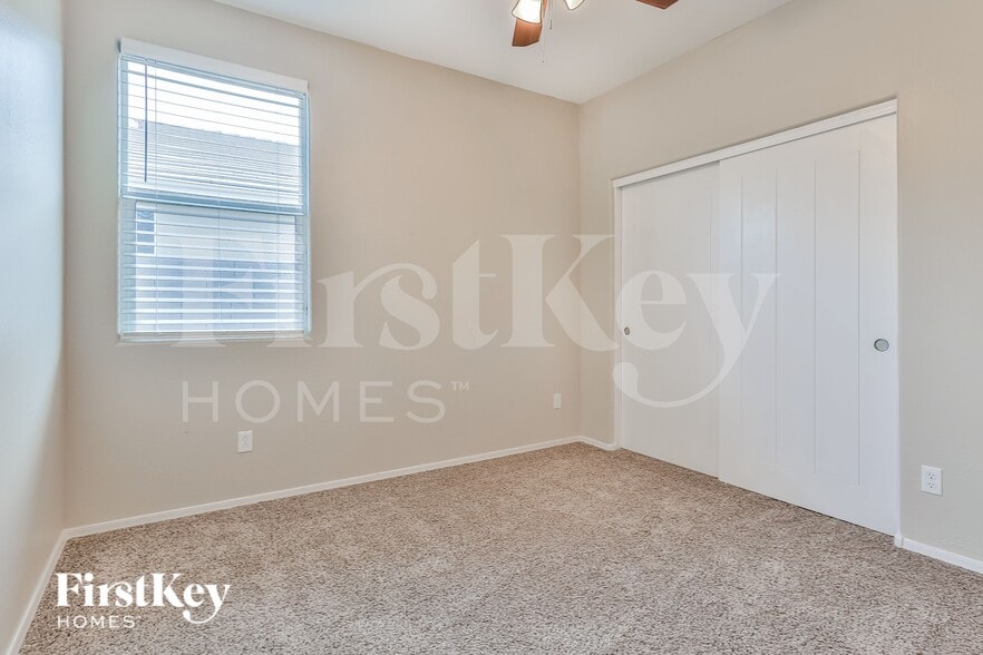 Building Photo - 11734 W Chase Ln