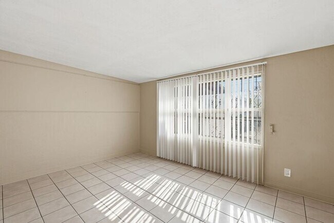 Building Photo - Light-Filled Tucson 2 Bedroom Rental – Move In This November!