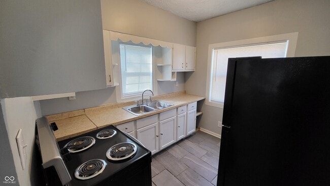 Building Photo - 402 N Bradley Ave