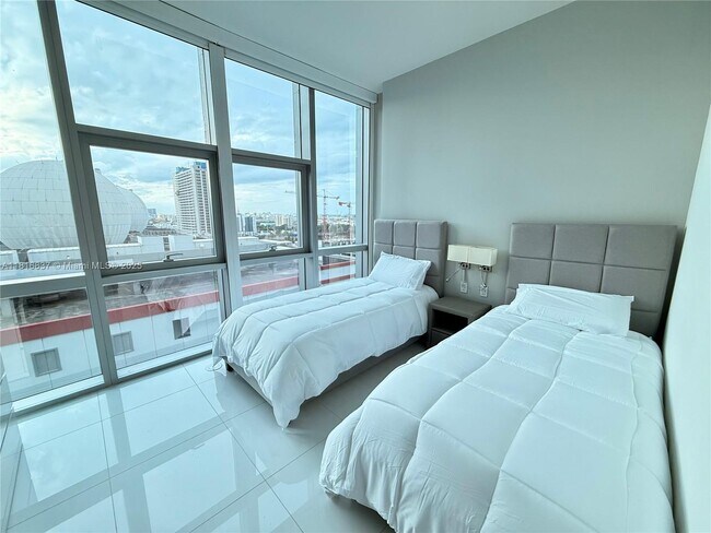 Building Photo - 851 NE 1st Ave