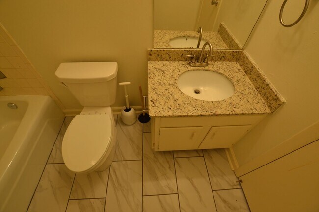 Building Photo - Newly updated, 2 bedroom, 2 bath Condo at Westdale Club Condos