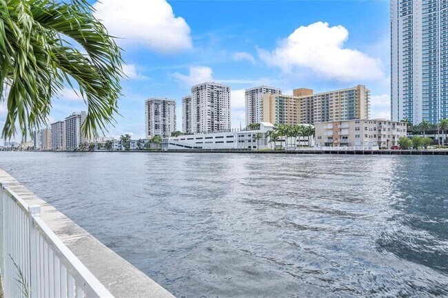 Building Photo - 1000 Parkview Dr