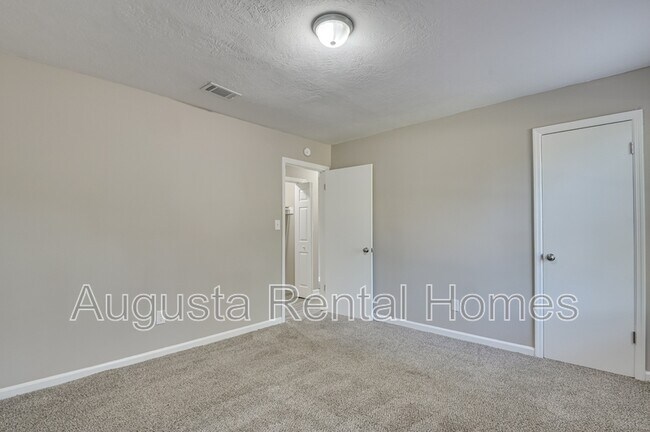Building Photo - 150 Conifer Dr
