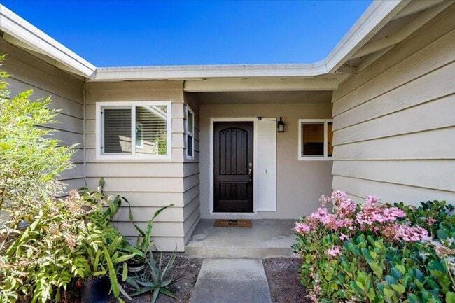 Building Photo - 4 Bedroom Home in Strawberry Park Stunner