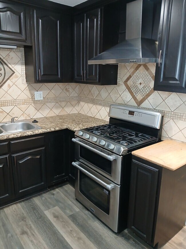 Building Photo - 560