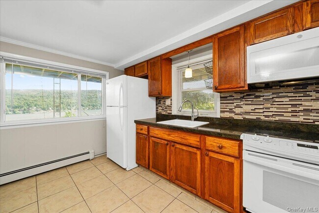 Building Photo - 14 Hemlock Hill