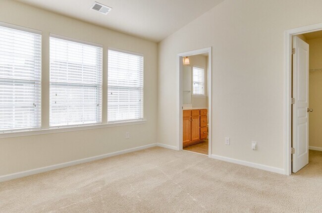 Building Photo - "Charming 3-Bedroom Home with 2 Full Baths in Beautiful Belmont!"