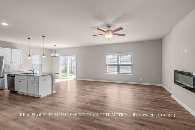 Building Photo - Stunning 4-bedroom, 2.5-bathroom home located in the vibrant city of Charlotte, NC.