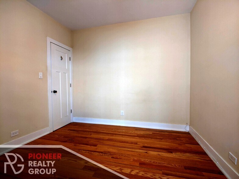 Building Photo - 3732 N Pine Grove Ave