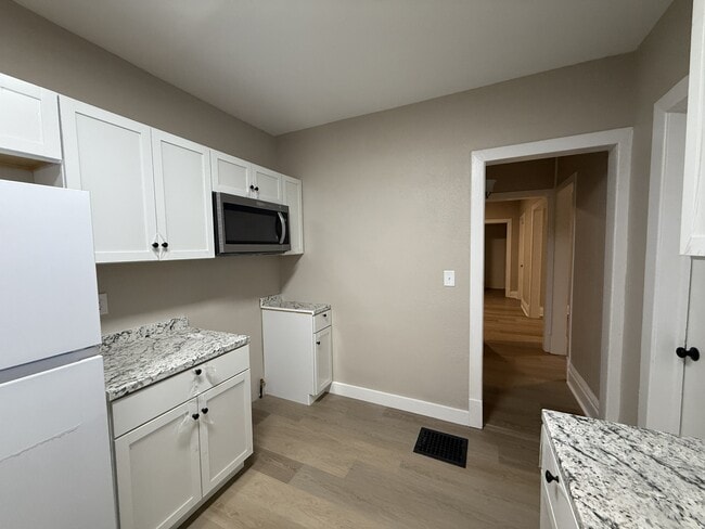 Building Photo - 407 Forest Ave