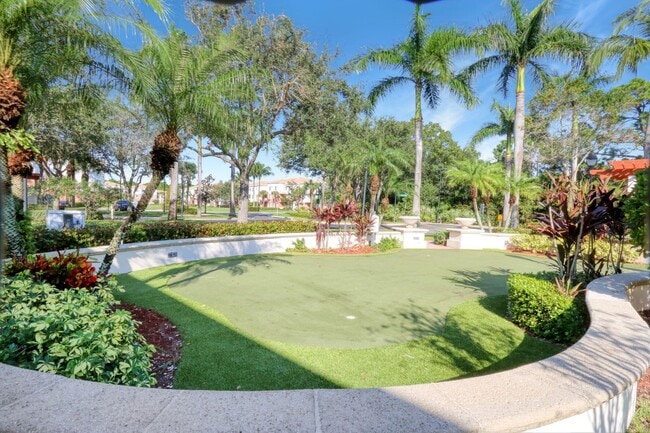 Building Photo - 3205 Myrtlewood Cir E