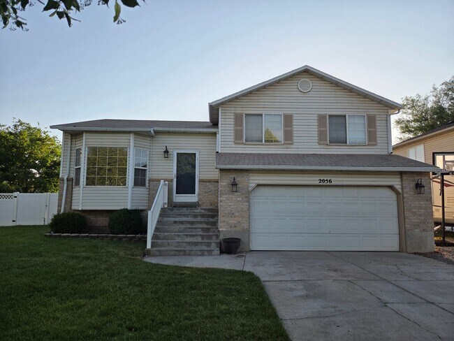 Building Photo - Charming Home in Woods Cross - Ready To Move!
