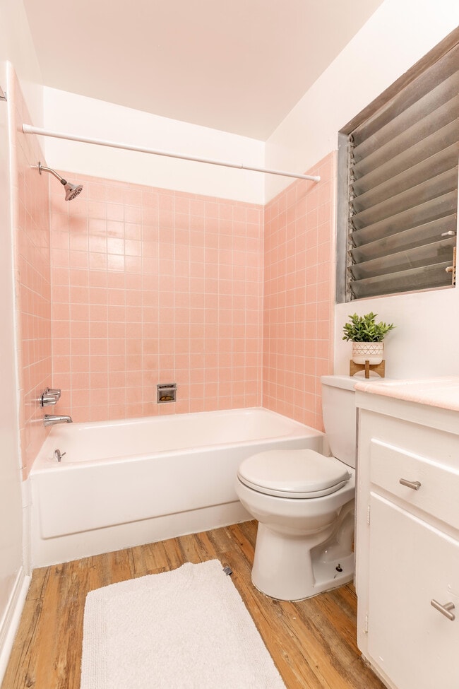 #14 - Bathroom with Vintage Tile - 2849 Waverly Dr