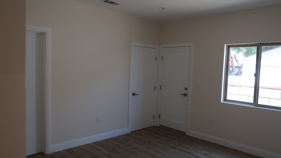 Room 1 - 441 S Main St