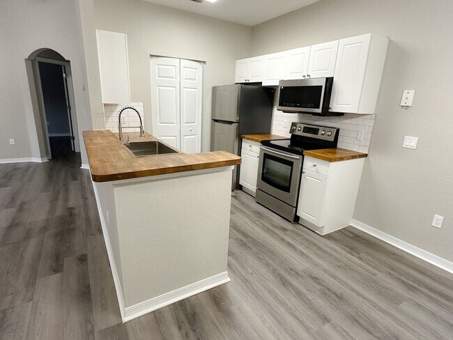 Building Photo - Crescent Place - 11-206