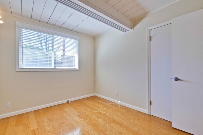 Building Photo - Mountain View Home l Spacious Open Layout Bright and Private Yard