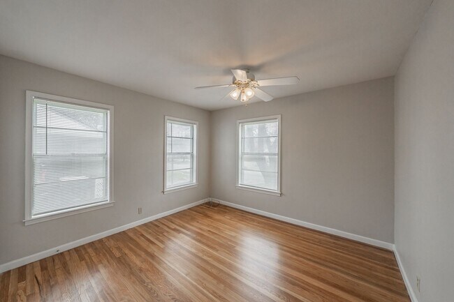 Building Photo - Updated home in Arlington Heights!