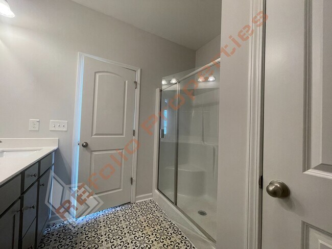 Building Photo - Beautiful 4BD 2.5BA Home w/Primary Suite o...