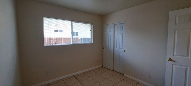 Building Photo - Wow this Charmer has 4 Bedrooms with 2 Primary Bedrooms w/Full Bathrooms