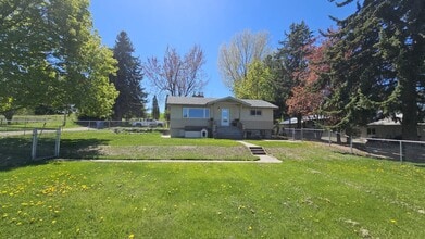 Building Photo - Losleben- House with large yard fully furnished Available Nov 1st - May 31st