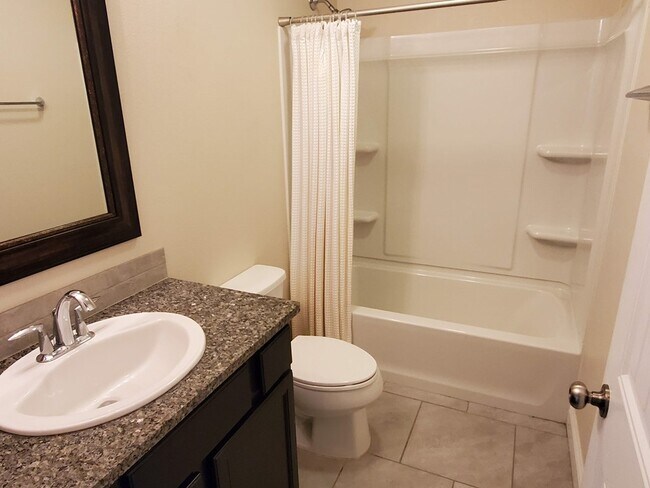 Building Photo - 710 E 94th St