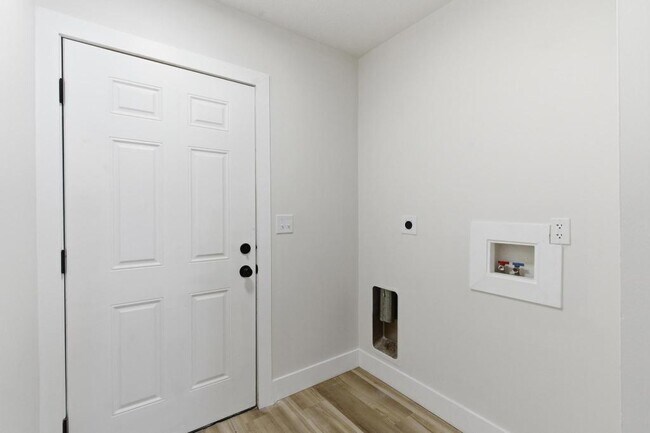 Building Photo - 144 N Quentin Ave