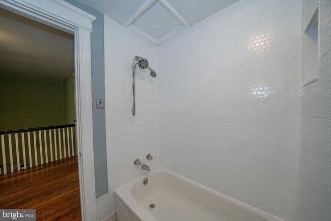 Building Photo - 709 E 20th St